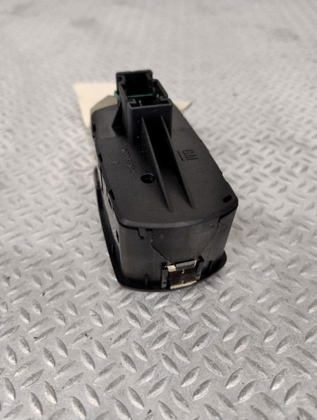 Commande lève-glace porte avant gauche Opel CORSA E (X15) 1.4 (08, 68) (2014)