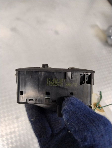 Commande lève-glace porte avant gauche Opel CORSA E (X15) 1.4 (08, 68) (2014)