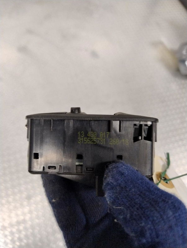 Commande lève-glace porte avant gauche Opel CORSA E (X15) 1.4 (08, 68) (2014)