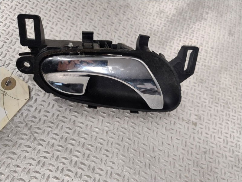 Poignee int porte avd Nissan PULSAR 3-5 portes (C13) 1.5 dci (2014)