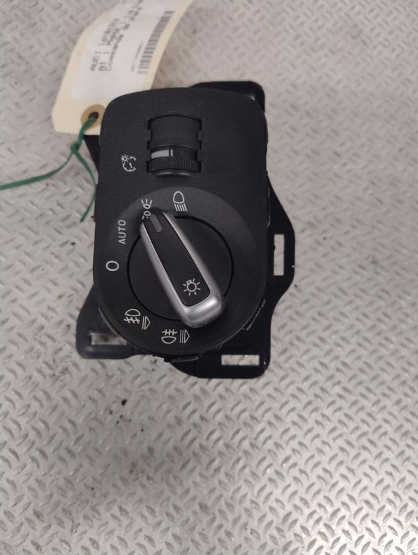 Interrupteur commande de phares Audi A1 (8X1, 8XK) 1.6 tdi (2011-2015)