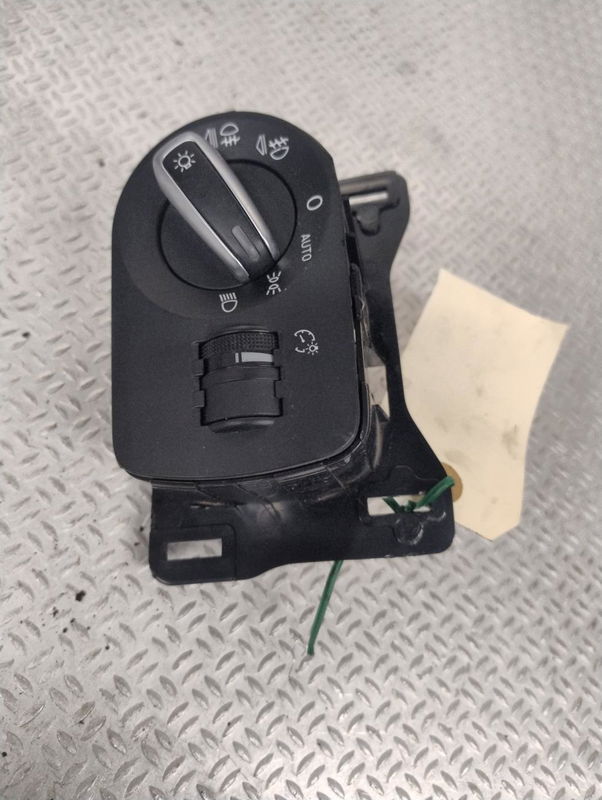 Interrupteur commande de phares Audi A1 (8X1, 8XK) 1.6 tdi (2011-2015)
