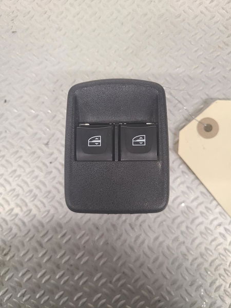 Commande lève-glace porte avant gauche Dacia SANDERO II Tce 90 (b8m1, b8ma) (2012) 5 portes
