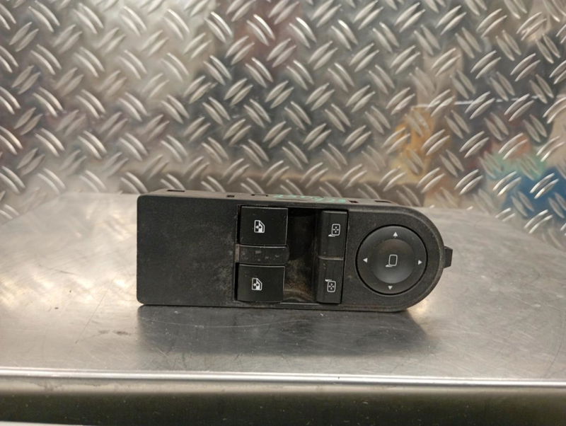 Commande lève-glace porte avant gauche Opel ASTRA H (A04) 1.4 (l48) (2004-2010)