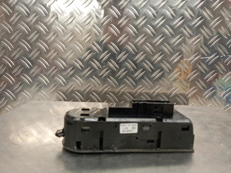 Commande lève-glace porte avant gauche Opel ASTRA H (A04) 1.4 (l48) (2004-2010)