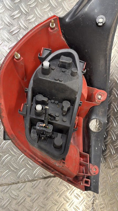 Feu arrière droit Renault CLIO III (BR0-1, CR0-1) 1.6 16v (br09, br0t, cr09, cr0t) (2005-2007)