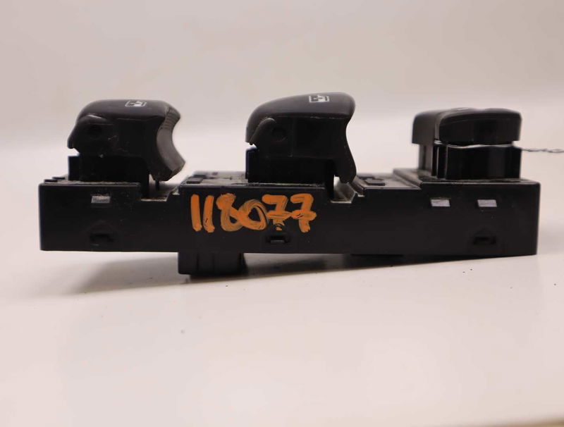 Commande lève-glace porte avant gauche Nissan QASHQAI II SUV (J11, J11_) 1.2 dig-t (2013)