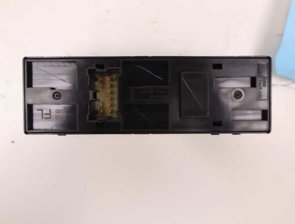 Commande lève-glace porte avant gauche Nissan QASHQAI II SUV (J11, J11_) 1.2 dig-t (2013)