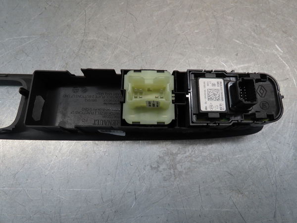 Commande lève-glace porte avant gauche Renault CLIO IV (BH_) 0.9 tce 90 (2012) 5 portes