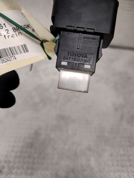 Interrupteur commande de frein a main Toyota AURIS Break (_E18_) 1.8 hybrid (zwe186_) (2013-2018)