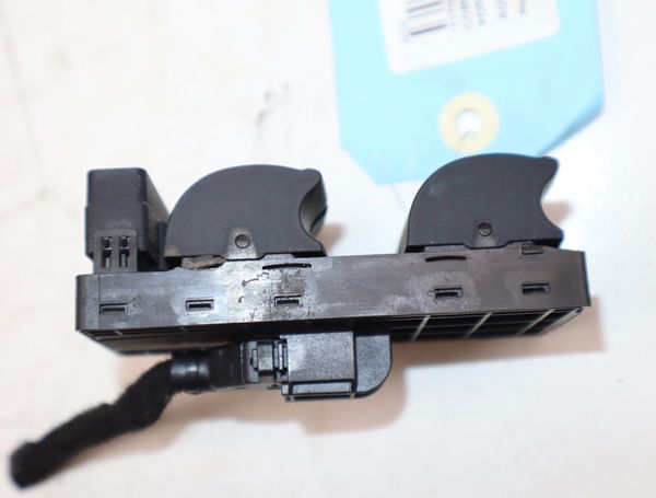 Commande lève-glace porte avant gauche Audi A4 B7 Avant (8ED) 1.8 t (2004-2008)