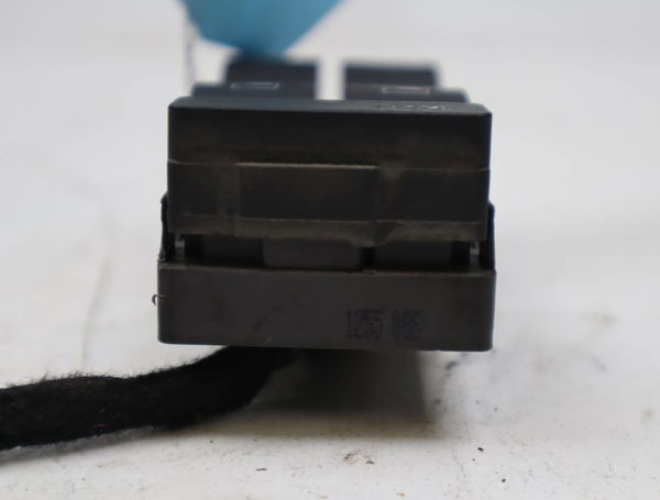 Commande lève-glace porte avant gauche Audi A4 B7 Avant (8ED) 1.8 t (2004-2008)