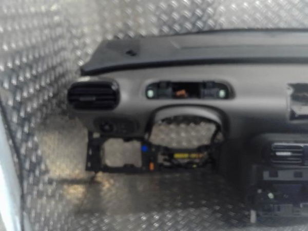 Planche de bord Citroën C4 CACTUS 1.6 bluehdi 100 (2014)
