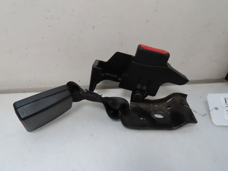 Ancrage ceinture arrière gauche Renault CLIO III (BR0-1, CR0-1) 1.4 16v (2005-2012)