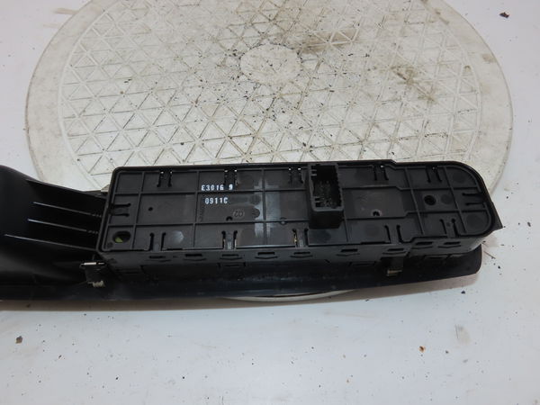 Commande lève-glace porte avant gauche Renault SCÉNIC III (JZ0-1_) 1.6 dci (jz00, jz12) (2011) 5 portes