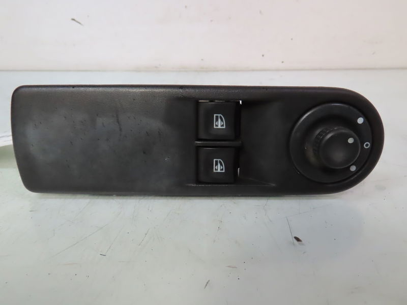 Commande lève-glace porte avant gauche Renault CLIO IV (BH_) 1.5 dci 90 (2012) 5 portes
