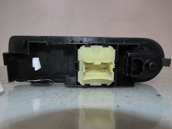 Commande lève-glace porte avant gauche Renault CLIO IV (BH_) 1.5 dci 90 (2012) 5 portes