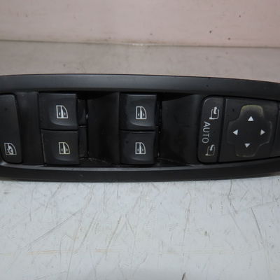 Commande lève-glace porte avant gauche Renault MEGANE IV 3-5 portes (B9A-M-N_) 1.5 blue dci 115 (b9a6) (2018)
