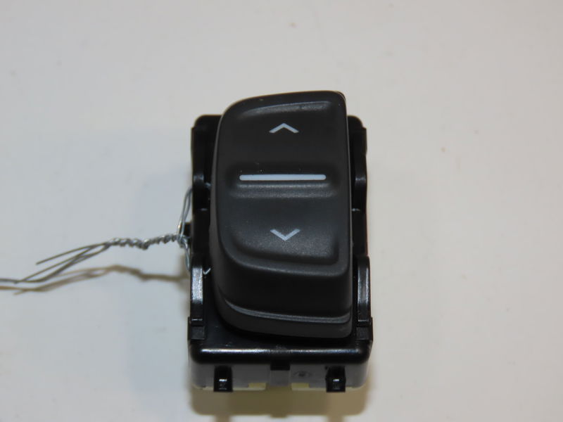 Commande lève-glace porte avant gauche Dacia LOGAN MCV II Tce 90 (k8m1) (2013)