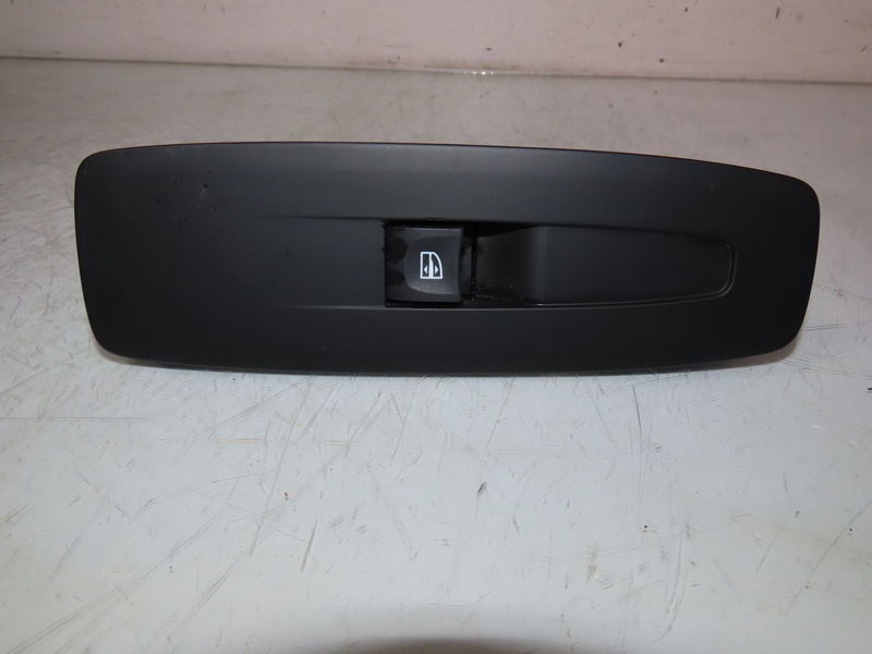 Commande lève-glace porte avant droite Renault MEGANE IV 3-5 portes (B9A-M-N_) 1.5 blue dci 115 (b9a6) (2018)