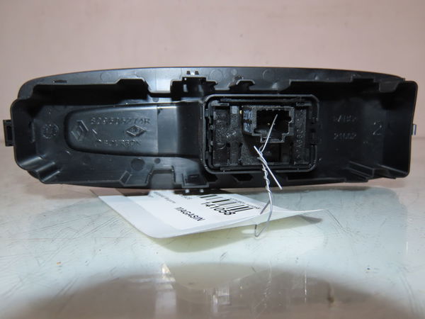 Commande lève-glace porte avant droite Renault MEGANE IV 3-5 portes (B9A-M-N_) 1.5 blue dci 115 (b9a6) (2018)