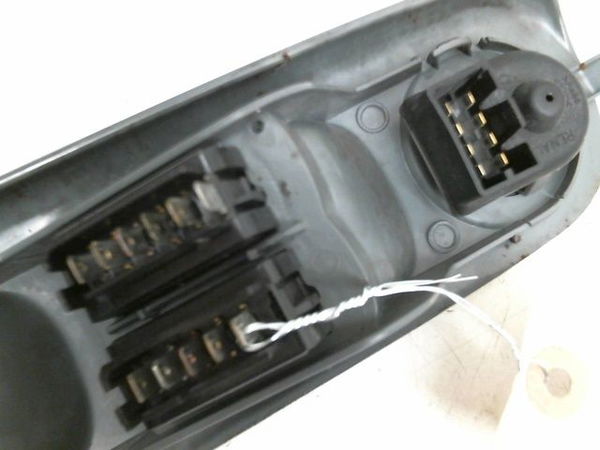 Commande lève-glace porte avant gauche Renault TWINGO I (C06_) 1.2 16v (c06c, c06d, c06k) (2001-2007) 3 portes