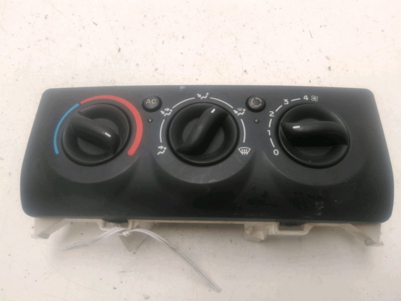 Commande de chauffage Renault CLIO II (BB_, CB_) 1.2 16v (bb05, bb0w, bb11, bb27, bb2t, bb2u, bb2v, cb05,... (2001-2016) 3 portes