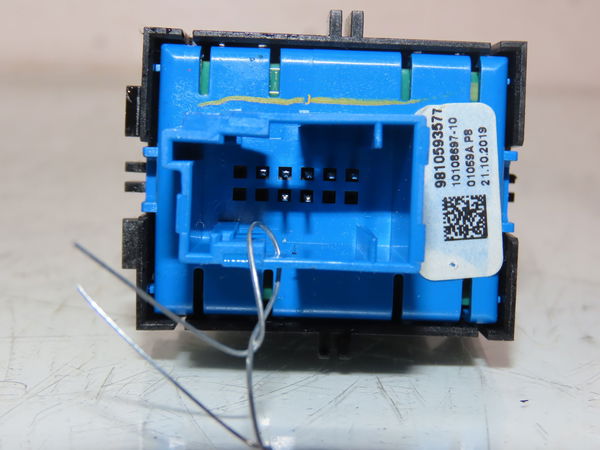 Interrupteur commande de frein a main Peugeot 2008 II (UD_, US_, UY_, UK_) 1.5 bluehdi 130 (2019)