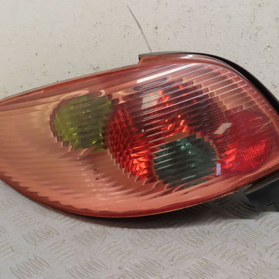 Feu arrière gauche Peugeot 206 CC (2D) 1.6 hdi 110 (2005-2007)