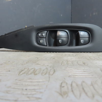 Commande lève-glace porte avant gauche Nissan QASHQAI II SUV (J11, J11_) 1.2 dig-t (2013)