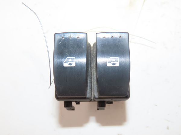 Commande lève-glace porte avant gauche Renault TRAFIC II Camionnette (FL) 1.9 dci 100 (fl0c) (2001-2006)