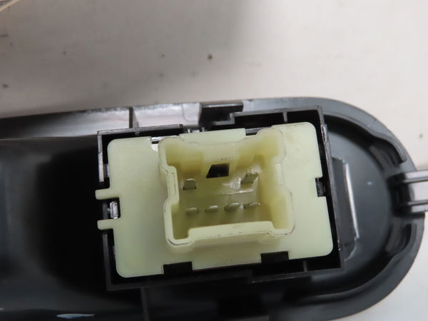 Commande lève-glace porte avant droite Renault TWINGO III (BCM_, BCA_) 0.9 tce 90 (2014) 5 portes