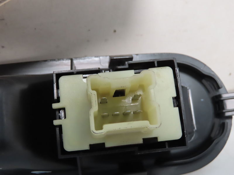 Commande lève-glace porte avant droite Renault TWINGO III (BCM_, BCA_) 0.9 tce 90 (2014) 5 portes