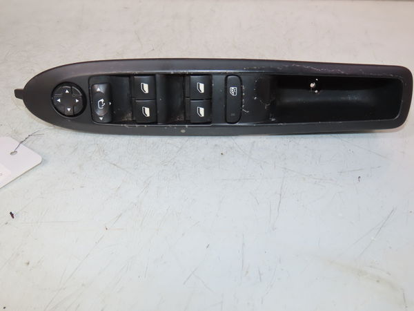 Commande lève-glace porte avant gauche Citroën C4 II (NC_) 1.6 bluehdi 120 (2015)
