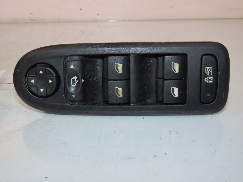 Commande lève-glace porte avant gauche Citroën C5 III Break (RW_) 2.0 hdi 140 (2009) 5 portes