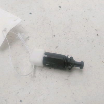 Contacteur de stop sur pedale  Renault CLIO II (BB_, CB_) 1.2 (bb0a, bb0f, bb10, bb1k, bb28, bb2d, bb2h, cb0a,... (1998-2010) 5 portes