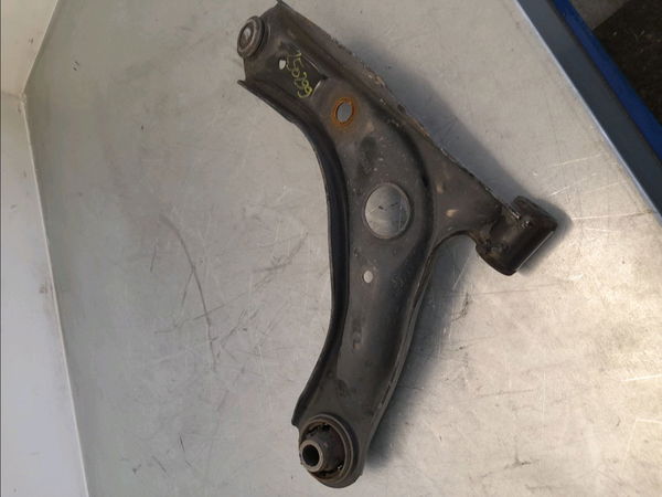 Triangle inf avd Peugeot 108 1.2 (2014)