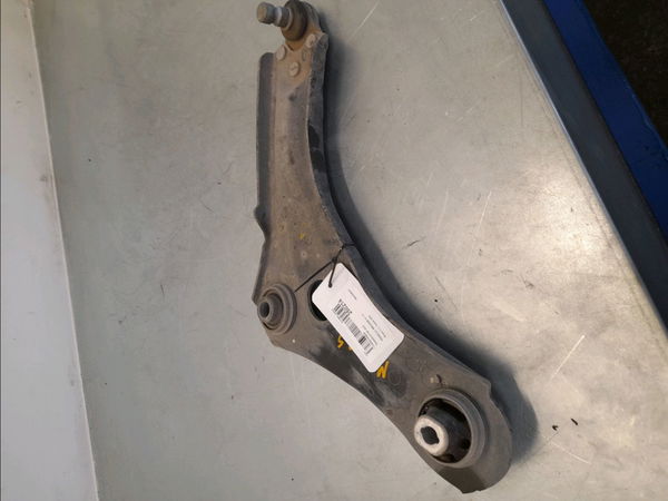 Triangle inf avd Renault MEGANE IV 3-5 portes (B9A-M-N_) 1.5 dci 110 (b9a3) (2015)