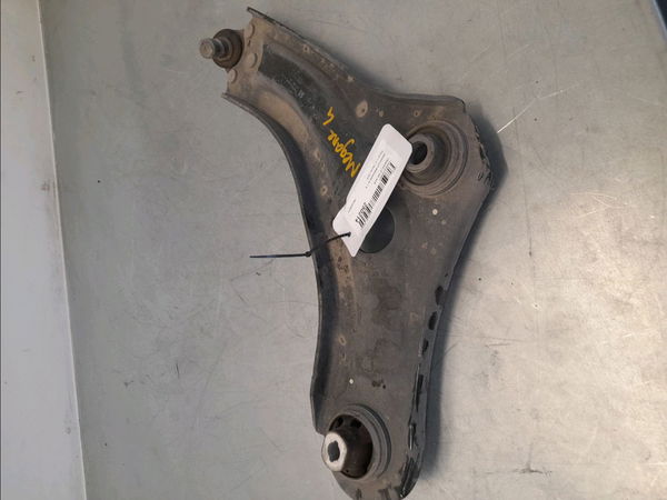 Triangle inf avg Renault MEGANE IV 3-5 portes (B9A-M-N_) 1.5 dci 110 (b9a3) (2015)