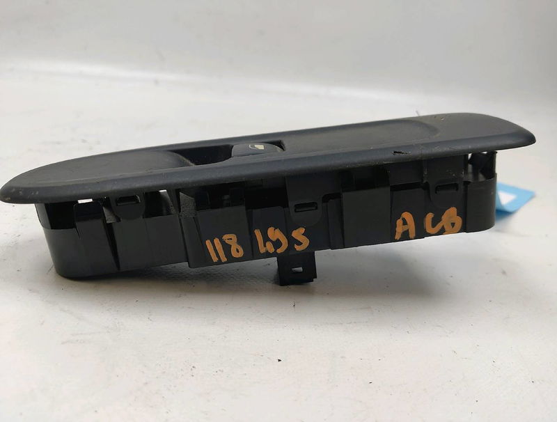 Commande lève-glace porte avant droite Peugeot 308 SW I (4E_, 4H_) 1.6 hdi (2009-2014)