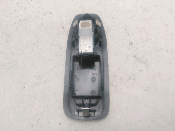 Commande lève-glace porte avant droite Peugeot 2008 I (CU_) 1.6 bluehdi 100 (2015)