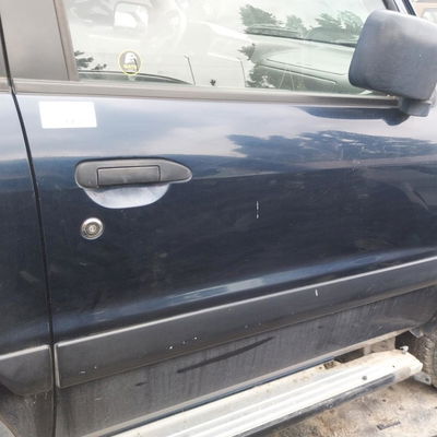 Porte avant droite Nissan PATROL GR V Wagon (Y61) 3.0 dti (2000)
