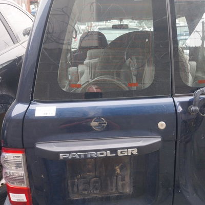 Porte battante arrière gauche Nissan PATROL GR V Wagon (Y61) 3.0 dti (2000)