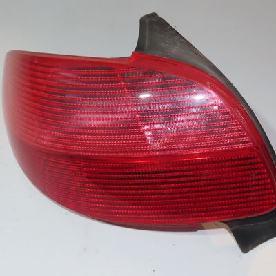 Feu arrière gauche Peugeot 206 3-5 portes (2A-C) 1.1 i (1998-2007)
