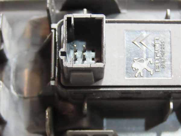 Commande lève-glace porte avant droite Peugeot 3008 Monospace (0U_) 1.6 hdi (2009-2016) 5 portes