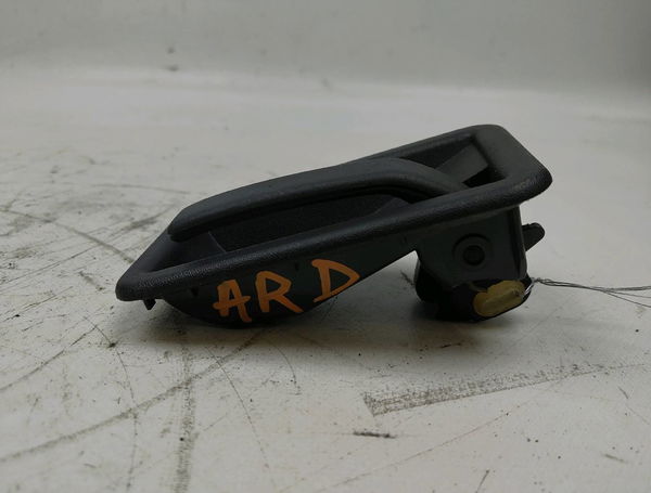 Poignee int porte ard Renault CLIO I (B-C57_, 5-357_) 1.2 (b-c-s57a, b-c57s, 5-357f, 5-357j, 5-357l, 5-357r) (1990-1998) 5 portes
