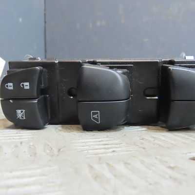 Commande lève-glace porte avant gauche Nissan JUKE (F15) 1.2 dig-t (2014)