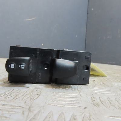 Commande lève-glace porte avant droite Nissan JUKE (F15) 1.2 dig-t (2014)