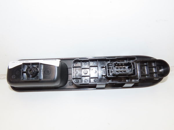 Commande lève-glace porte avant droite Citroën C3 PICASSO (SH_) 1.4 vti 95 (2009)