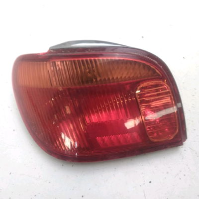 Feu arrière gauche Toyota YARIS (_P1_) 1.3 (scp12_, scp13_) (2002-2005)